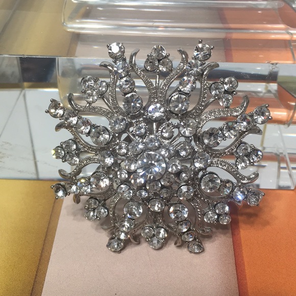 Silver crystals brooch star or snowflake shaped - Picture 7 of 8